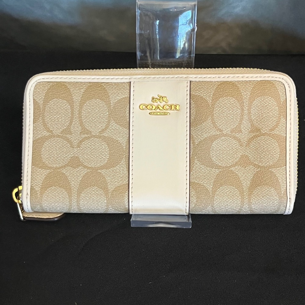 Coach Signature Zip Around Wallet Beige Cream Leather Gold‎ Tone Accent